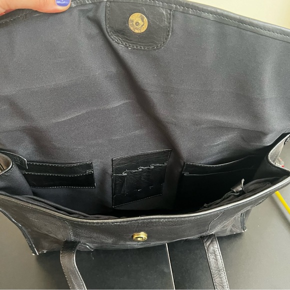 Genuine Leather tote bag in black with two straps and flap - Picture 4 of 9